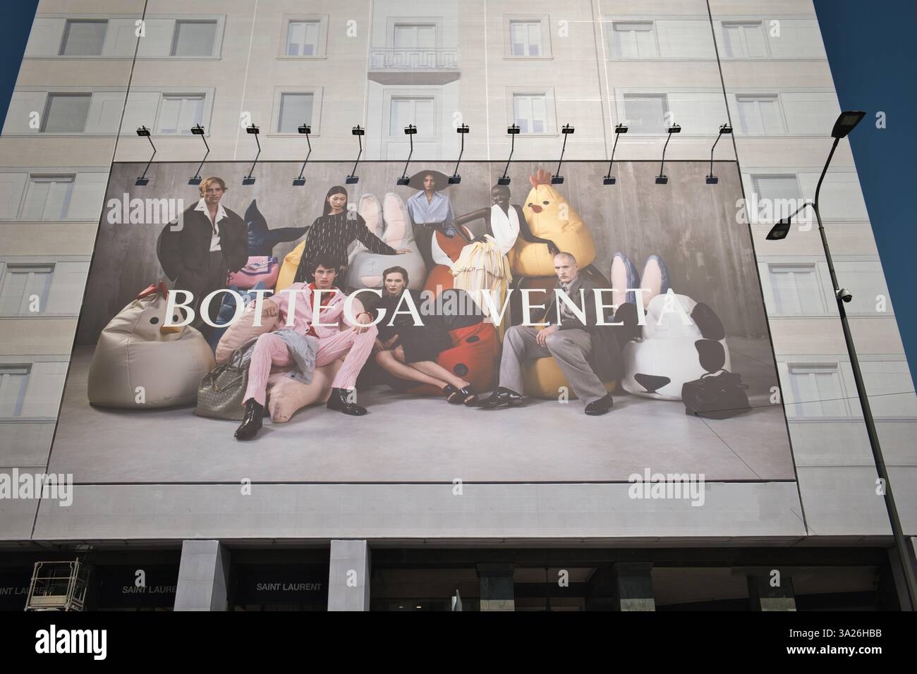 Cartellone pubblicitario Bottega Veneta in piazza san Babila Milano, Italia Foto Stock