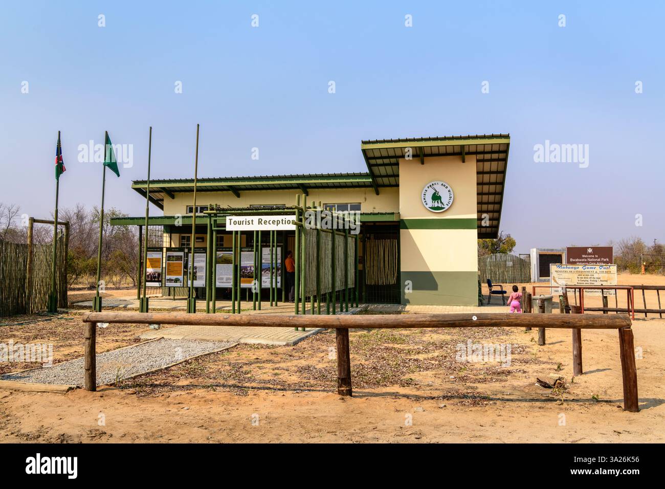 DIVUNDU - 30 LUGLIO 2024: Accoglienza turistica al Buffalo Gate nel Bwabwata National Park in Namibia Foto Stock