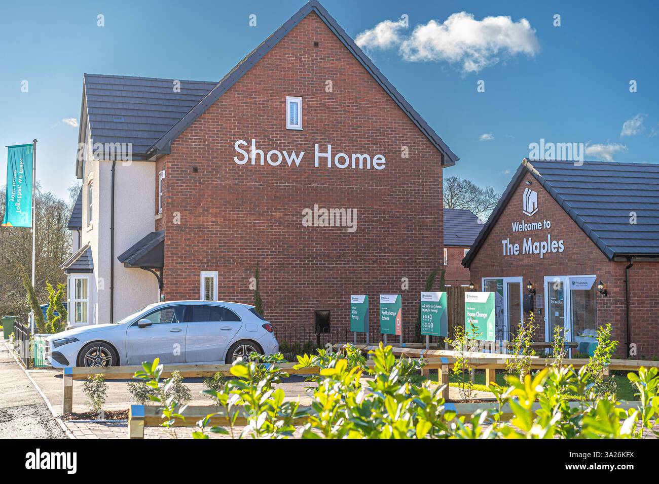Mostra il cachi nell'edificio della casa. Grandi lettere mostrano le lettere iniziali sul lato di una nuova casa di costruzione presso il sito di sviluppo Maples, Bewdley, Worcs, Regno Unito. Foto Stock