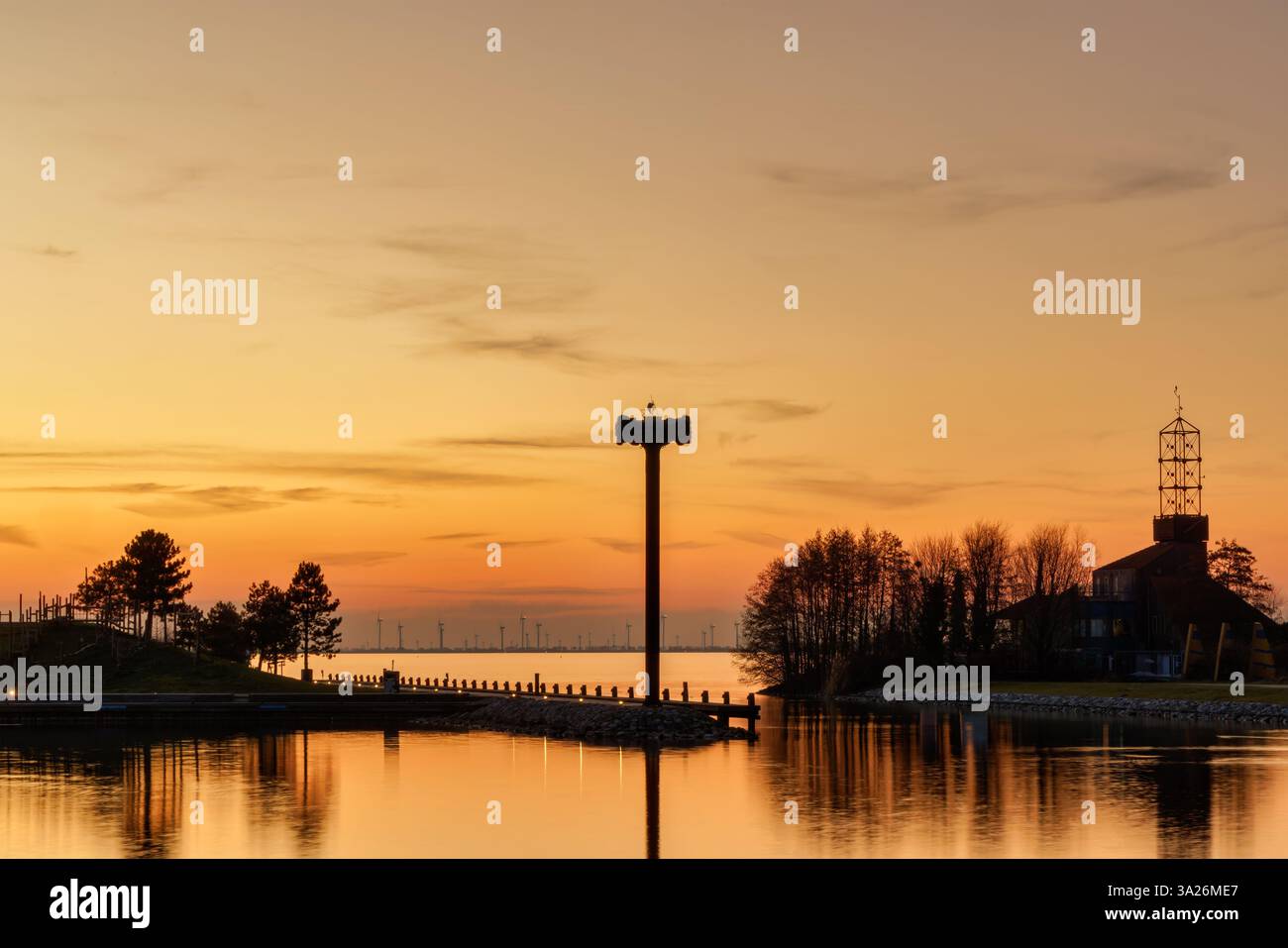 Vista serale al tramonto del porto della città di Harderwijk a Gelderland, Paesi Bassi Foto Stock