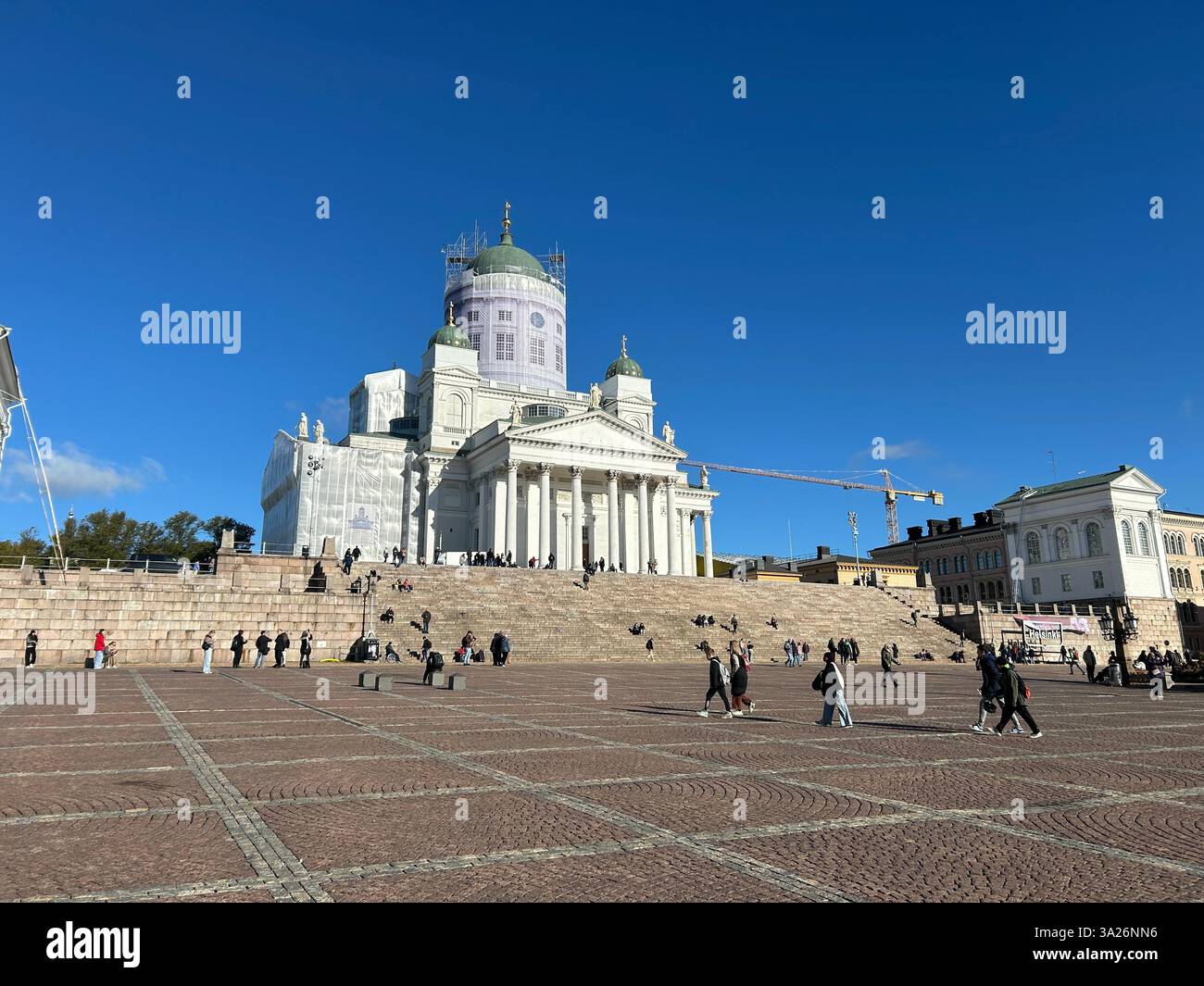 Turisti alla Cattedrale di Helsinki di Carl Ludvig Engel, Ernst Lohrmann - è la cattedrale evangelica luterana finlandese di Helsinki, Finlandia Foto Stock