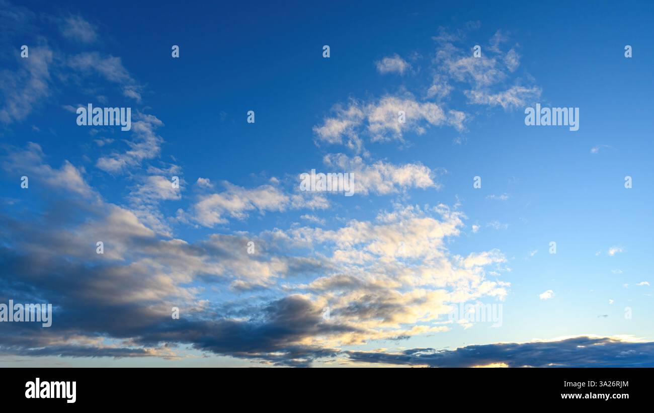 Ampio angolo di nuvola in un cielo blu Foto Stock