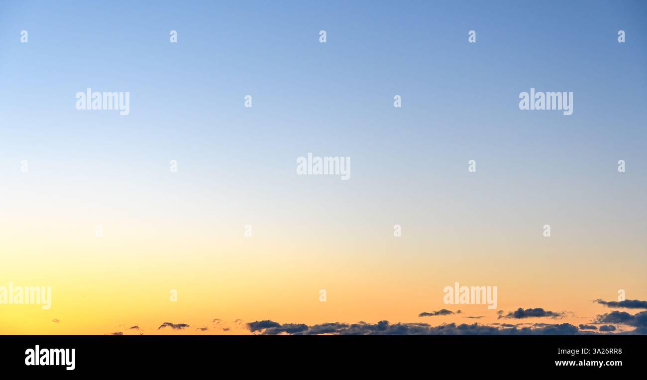 Cielo mattutino con gradiente giallo e blu Foto Stock