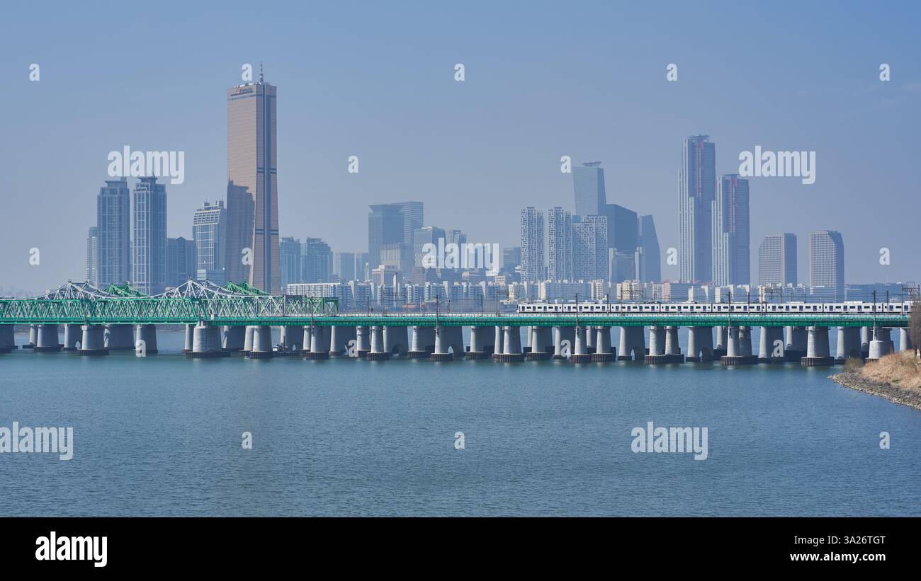 Il fiume Han Hangang e il paesaggio urbano di Seoul, capitale della Corea del Sud, il 23 marzo 2024 Foto Stock