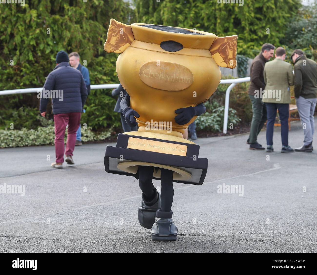 Un costume da trofeo passeggia per il Cheltenham Festival 2025 Style Wednesday all'ippodromo di Cheltenham, Cheltenham, Regno Unito, 12 marzo 2025 (foto di Gareth Evans/News Images) Foto Stock