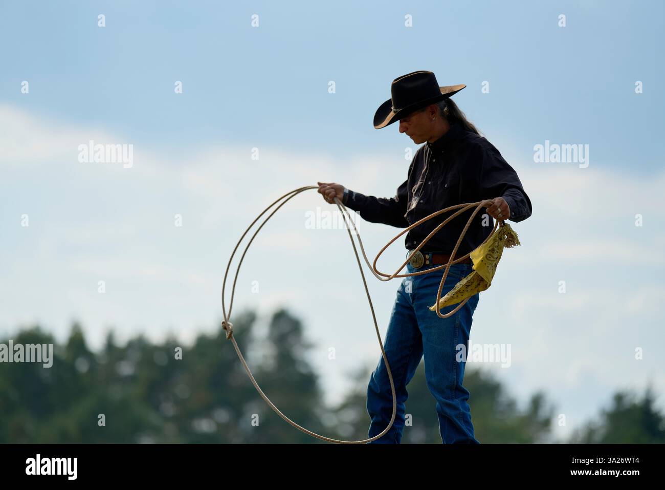 Cowboy che pratica le abilità di canping su uno sfondo nuvoloso. Brandeburgo, Germania Foto Stock