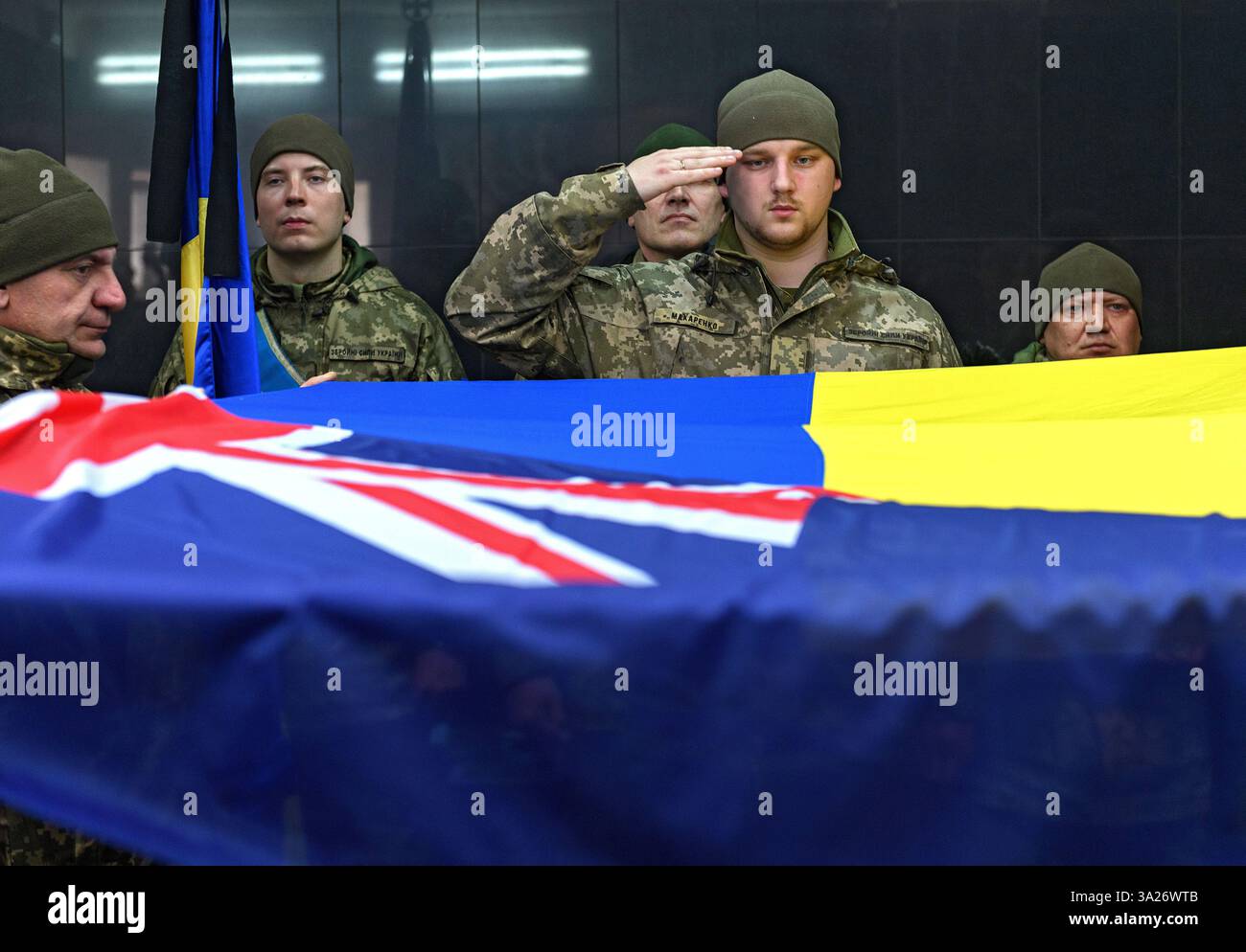 Non esclusiva: Un soldato saluta alla bara di Dominic Bryce Abelen, un militare di 28 anni della Legione Internazionale Ucraina della nuova Zelanda Foto Stock