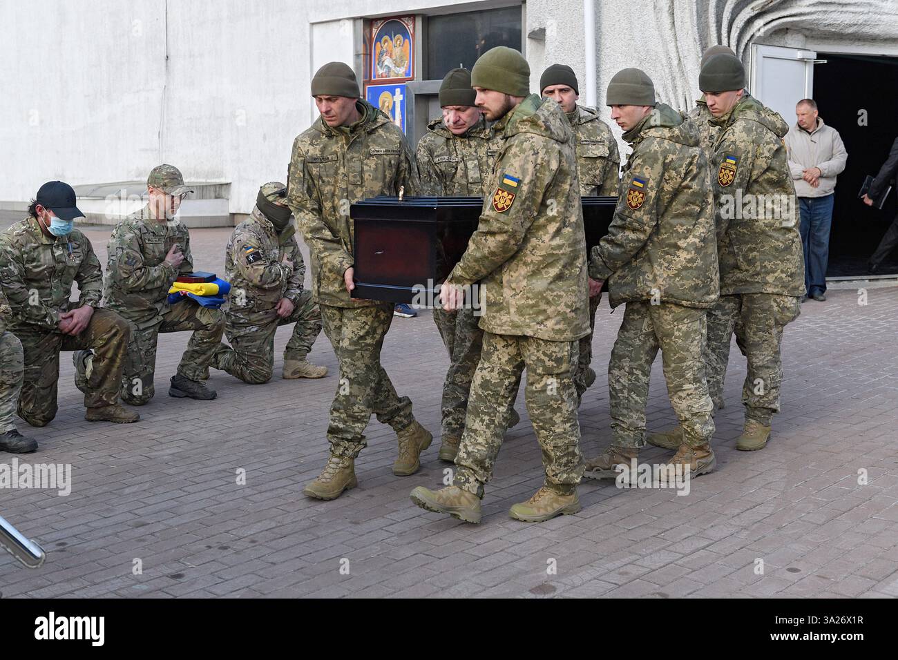 Non esclusiva: I soldati portano la bara di Dominic Bryce Abelen, un militare di 28 anni della Legione Internazionale Ucraina della neozelandese che di Foto Stock