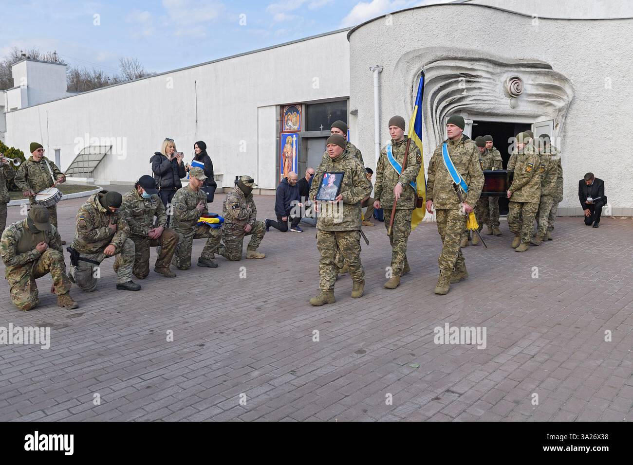 Non esclusiva: I soldati portano la bara di Dominic Bryce Abelen, un militare di 28 anni della Legione Internazionale Ucraina della neozelandese che di Foto Stock