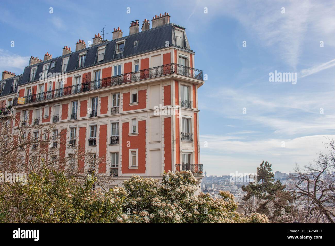 Cattura il fascino senza tempo di Montmartre con questa splendida immagine architettonica parigina. Foto Stock