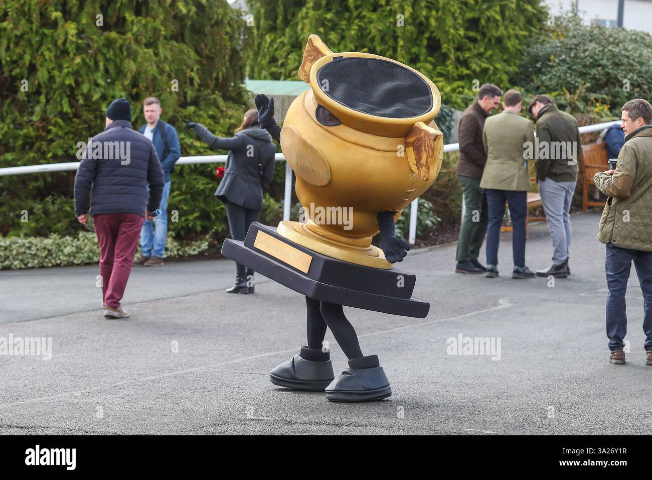Un costume da trofeo itinerante si aggira intorno al Cheltenham Festival 2025 Style Wednesday all'ippodromo di Cheltenham, Cheltenham, Regno Unito, 12 marzo 2025 (foto di Gareth Evans/News Images) in, il 3/12/2025. (Foto di Gareth Evans/News Images/Sipa USA) credito: SIPA USA/Alamy Live News Foto Stock