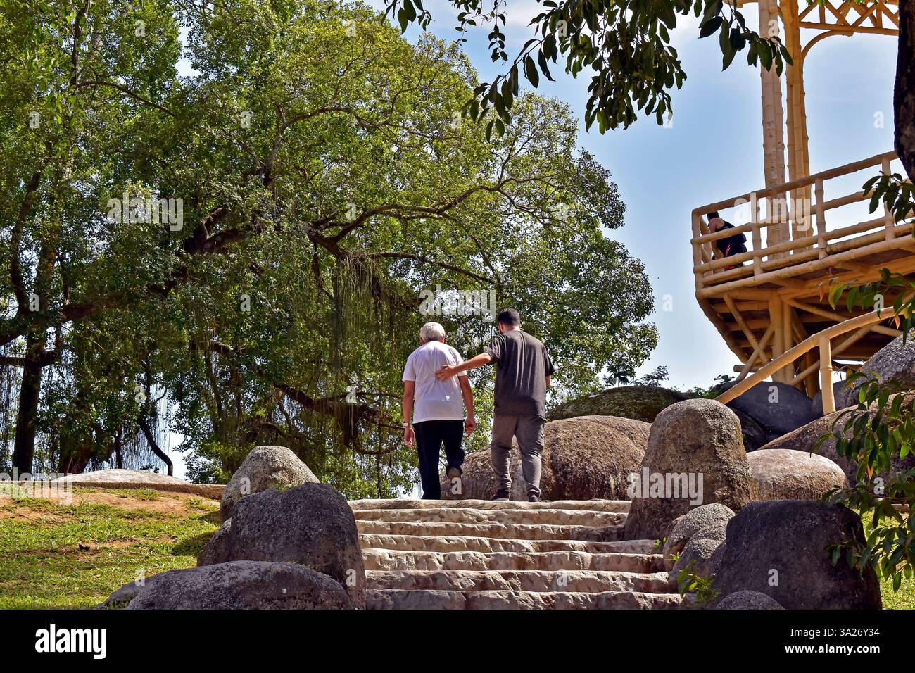 RIO DE JANEIRO, BRASILE - 26 novembre 2024: Giovane che sale le scale con un anziano Foto Stock