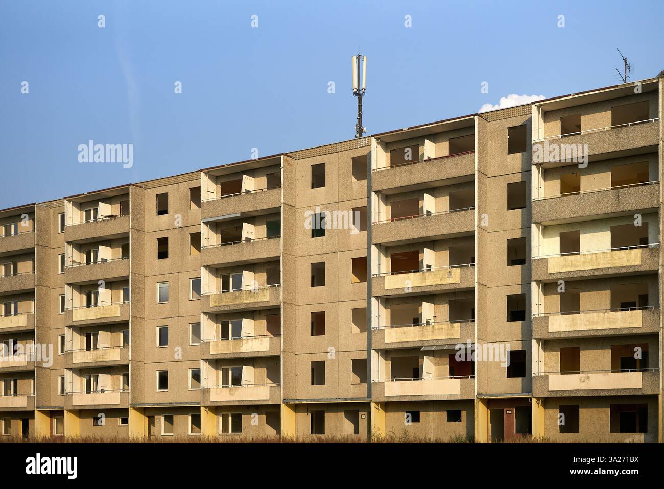 Un edificio di appartamenti con una torre cellulare in cima sotto un cielo azzurro. Berlino, Germania Foto Stock