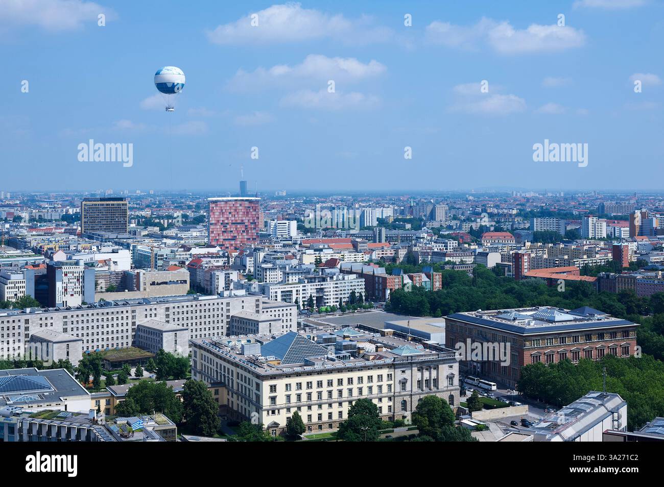 Vista aerea di un paesaggio urbano con una mongolfiera ed edifici moderni nelle giornate limpide. Berlino, Germania Foto Stock
