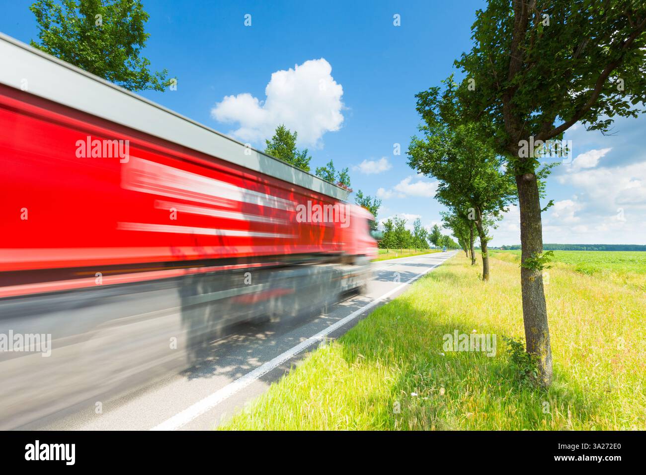 Autocarri in movimento che viaggiano in autostrada a velocità sostenuta per il trasporto di merci - un'immagine logistica e di trasporto Foto Stock
