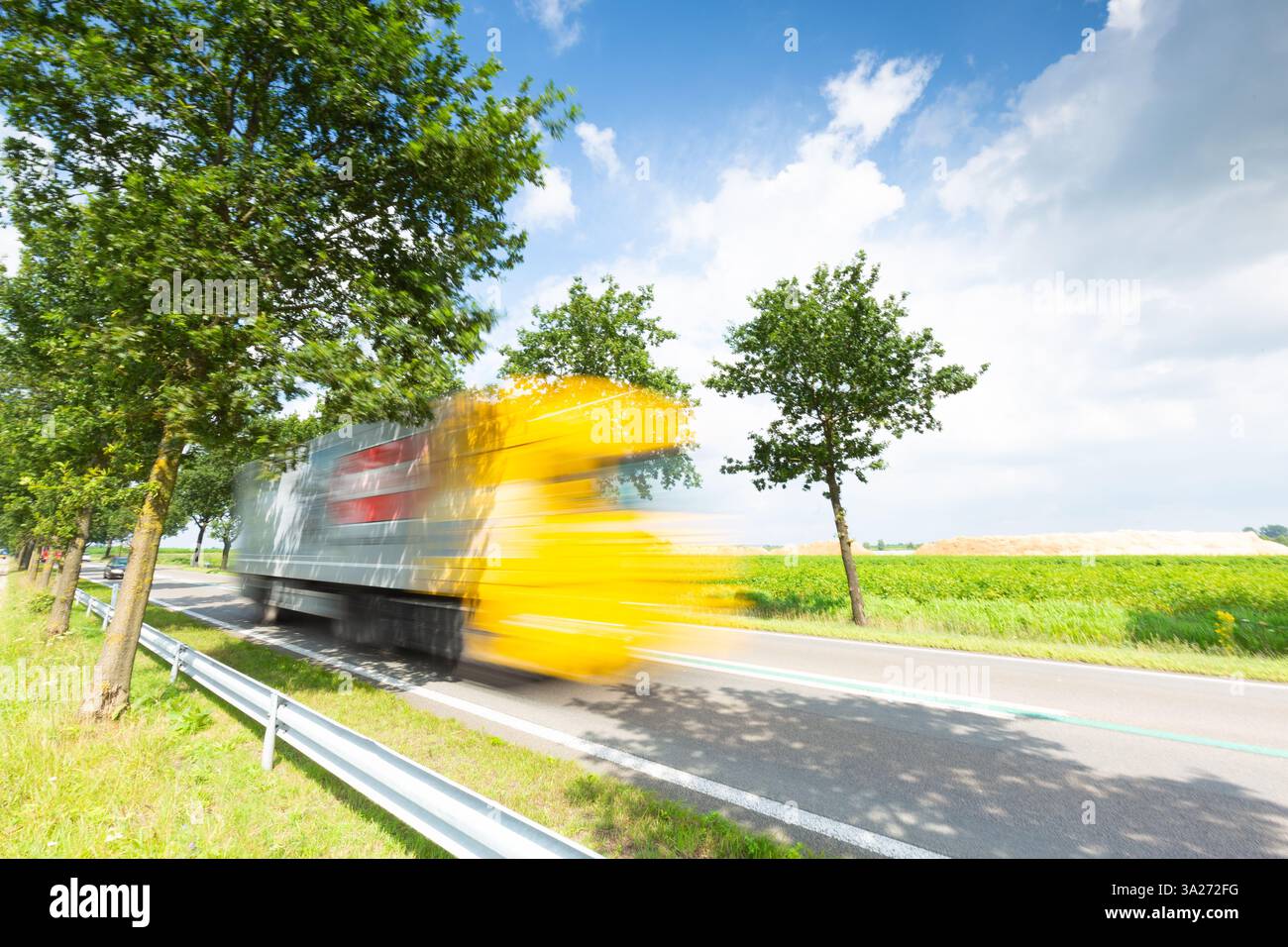 Autocarri in movimento che viaggiano in autostrada a velocità sostenuta per il trasporto di merci - un'immagine logistica e di trasporto Foto Stock