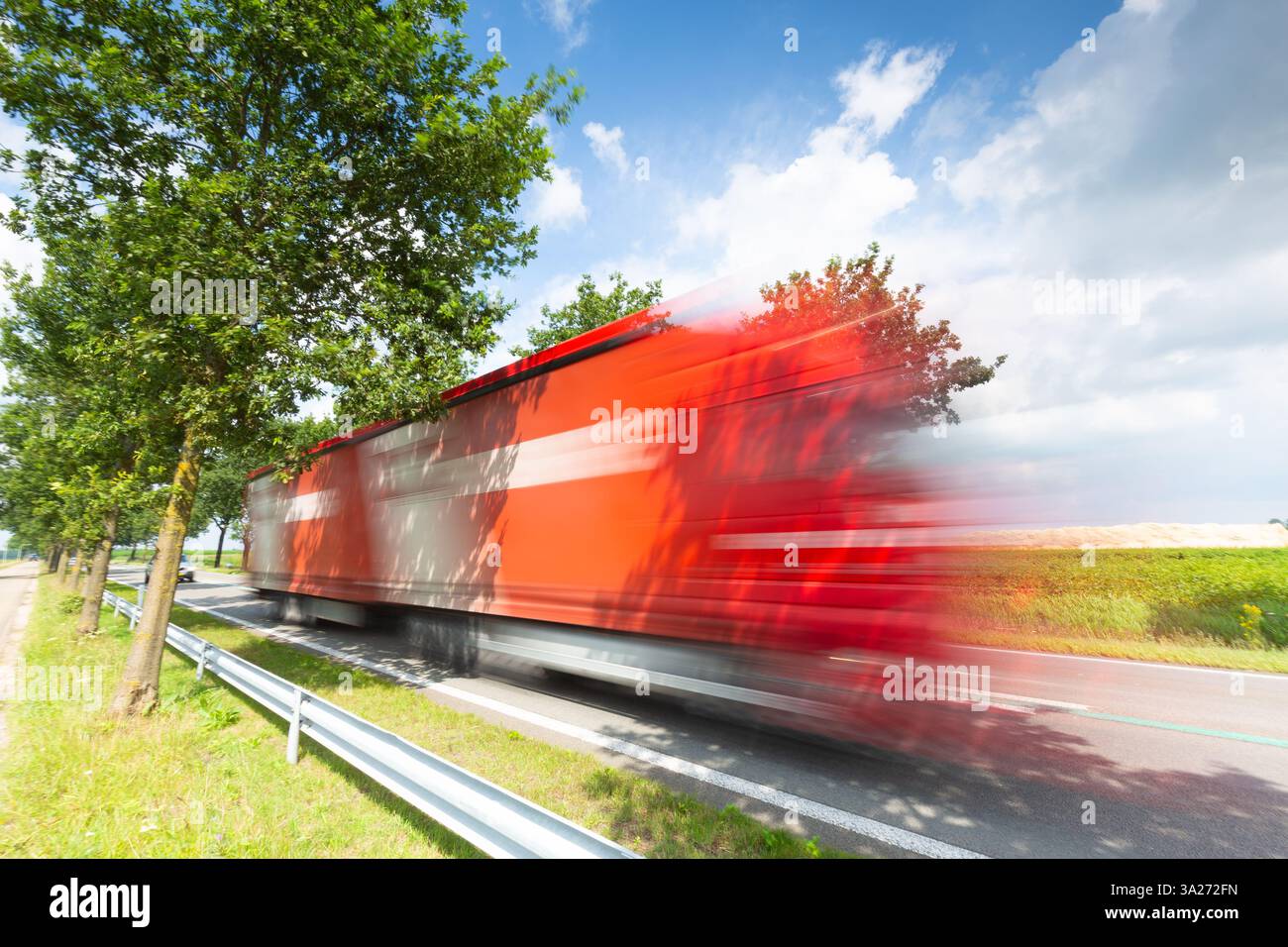 Autocarri in movimento che viaggiano in autostrada a velocità sostenuta per il trasporto di merci - un'immagine logistica e di trasporto Foto Stock