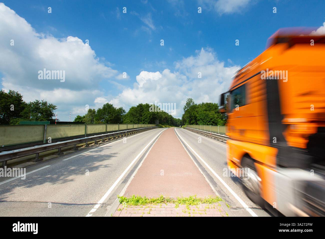 Autocarri in movimento che viaggiano in autostrada a velocità sostenuta per il trasporto di merci - un'immagine logistica e di trasporto Foto Stock