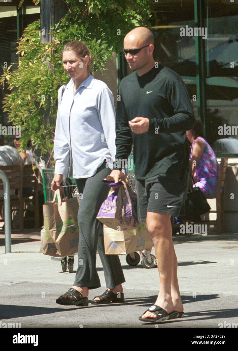 7 settembre 2001; San Francisco, California, Stati Uniti; ; GERMANIA FUORI!!! ANDRE AGASSI sembra ignara del fatto che la ragazza incinta STEFFI GRAF non dovrebbe fare alcun sollevamento pesante nelle sue condizioni. L'ex asso del tennis tedesco aspetta il primo figlio della coppia a novembre. Credito obbligatorio: Foto di Jonathan Moffat/ZUMA Press. (©) Copyright 2001 di Jonathan Moffat Foto Stock