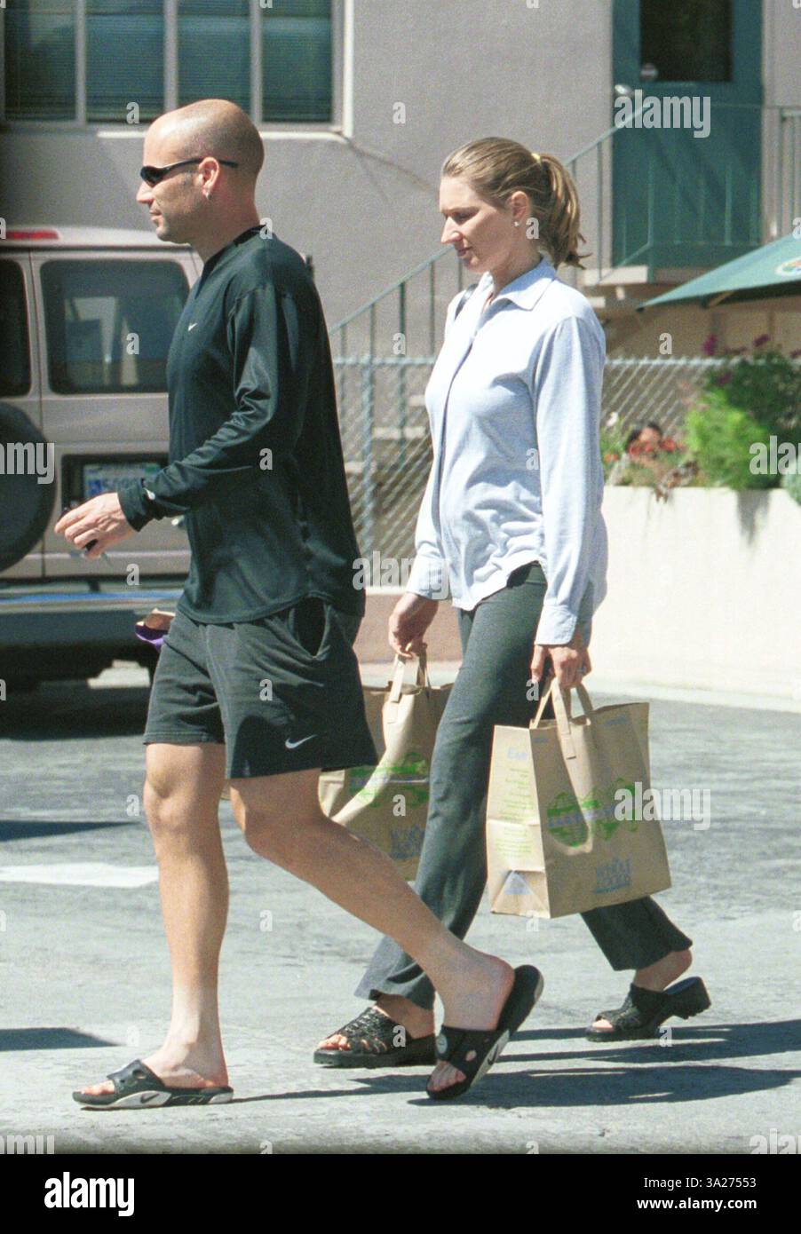 7 settembre 2001; San Francisco, California, Stati Uniti; ; GERMANIA FUORI!!! ANDRE AGASSI sembra ignara del fatto che la ragazza incinta STEFFI GRAF non dovrebbe fare alcun sollevamento pesante nelle sue condizioni. L'ex asso del tennis tedesco aspetta il primo figlio della coppia a novembre. Credito obbligatorio: Foto di Jonathan Moffat/ZUMA Press. (©) Copyright 2001 di Jonathan Moffat Foto Stock