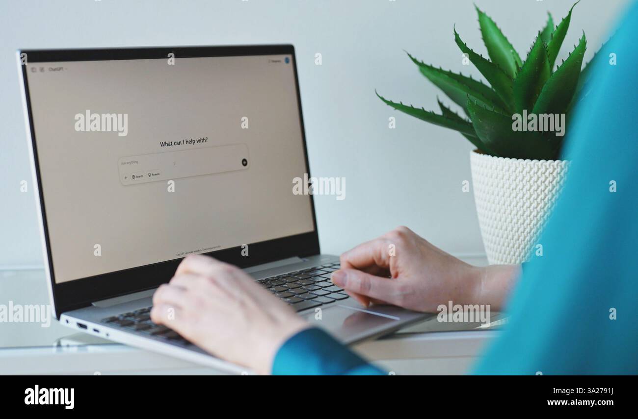 Tallinn, Estonia - 2025.03.08: Donna che interagisce con ChatGPT ai su un computer. Foto Stock