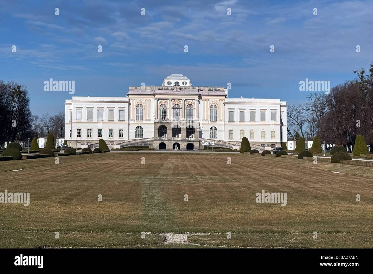 11.03.2025 xsvx, Tourismus Salzburg Casino Salzburg Schloss Kleßheim in Wals Das Casino Salzburg im Barockschloss Klessheim ist eine einzigartige Welt, in der sich alles um Unterhaltung, Spannung und das Glück dreht. Hier erwartet dich ein breites internationales Spielangebot, darunter American Roulette, Easy Roulette, Poker, Black Jack sowie eine Auswahl an Spielautomaten. Ristorante, Park Wals *** 11 03 2025 xsvx, Tourismus Salzburg Casino Salzburg Schloss Kleßheim a Wals il Casino Salzburg nel barocco Schloss Klessheim è un mondo unico dove tutto ruota intorno all'intrattenimento, ad esempio Foto Stock 11.03.2025 xsvx, Tourismus Salzburg Casino Salzburg Schloss Kleßheim in Wals Das Casino Salzburg im Barockschloss Klessheim ist eine einzigartige Welt, in der sich alles um Unterhaltung, Spannung und das Glück dreht. Hier erwartet dich ein breites internationales Spielangebot, darunter American Roulette, Easy Roulette, Poker, Black Jack sowie eine Auswahl an Spielautomaten. Ristorante, Park Wals *** 11 03 2025 xsvx, Tourismus Salzburg Casino Salzburg Schloss Kleßheim a Wals il Casino Salzburg nel barocco Schloss Klessheim è un mondo unico dove tutto ruota intorno all'intrattenimento, ad esempio Foto Stock