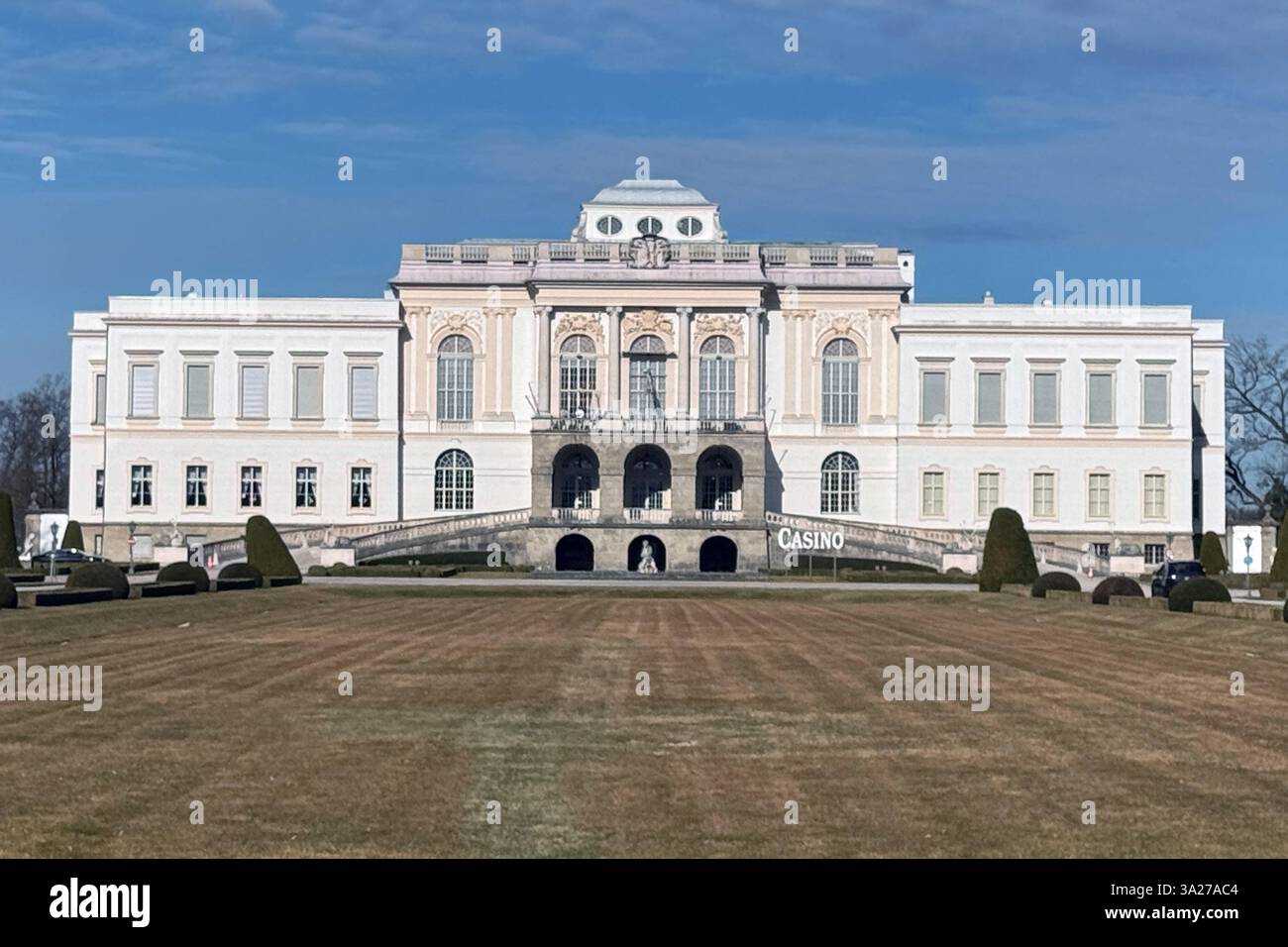 11.03.2025 xsvx, Tourismus Salzburg Casino Salzburg Schloss Kleßheim in Wals Das Casino Salzburg im Barockschloss Klessheim ist eine einzigartige Welt, in der sich alles um Unterhaltung, Spannung und das Glück dreht. Hier erwartet dich ein breites internationales Spielangebot, darunter American Roulette, Easy Roulette, Poker, Black Jack sowie eine Auswahl an Spielautomaten. Ristorante, Park Wals *** 11 03 2025 xsvx, Tourismus Salzburg Casino Salzburg Schloss Kleßheim a Wals il Casino Salzburg nel barocco Schloss Klessheim è un mondo unico dove tutto ruota intorno all'intrattenimento, ad esempio Foto Stock 11.03.2025 xsvx, Tourismus Salzburg Casino Salzburg Schloss Kleßheim in Wals Das Casino Salzburg im Barockschloss Klessheim ist eine einzigartige Welt, in der sich alles um Unterhaltung, Spannung und das Glück dreht. Hier erwartet dich ein breites internationales Spielangebot, darunter American Roulette, Easy Roulette, Poker, Black Jack sowie eine Auswahl an Spielautomaten. Ristorante, Park Wals *** 11 03 2025 xsvx, Tourismus Salzburg Casino Salzburg Schloss Kleßheim a Wals il Casino Salzburg nel barocco Schloss Klessheim è un mondo unico dove tutto ruota intorno all'intrattenimento, ad esempio Foto Stock