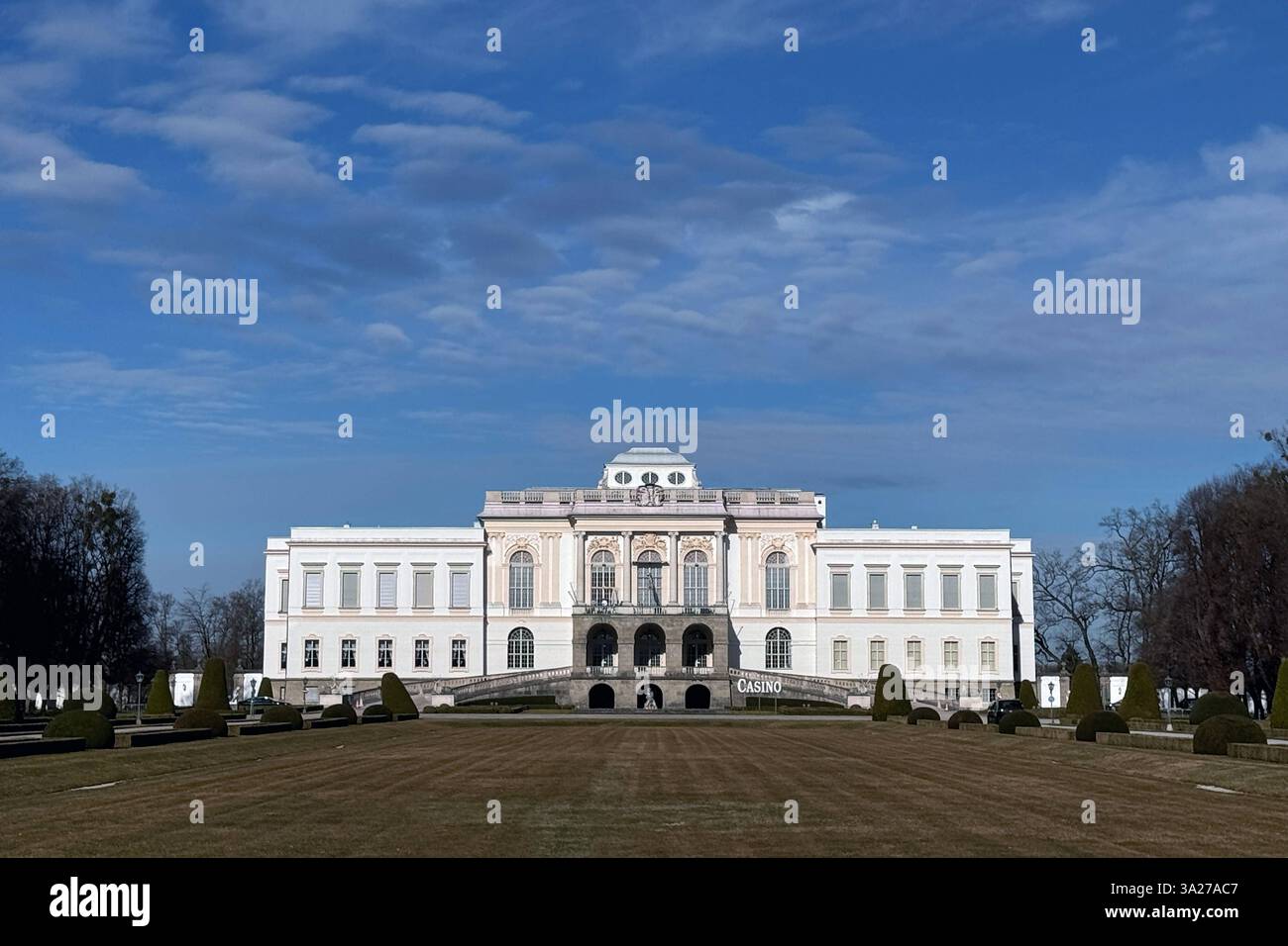 11.03.2025 xsvx, Tourismus Salzburg Casino Salzburg Schloss Kleßheim in Wals Das Casino Salzburg im Barockschloss Klessheim ist eine einzigartige Welt, in der sich alles um Unterhaltung, Spannung und das Glück dreht. Hier erwartet dich ein breites internationales Spielangebot, darunter American Roulette, Easy Roulette, Poker, Black Jack sowie eine Auswahl an Spielautomaten. Ristorante, Park Wals *** 11 03 2025 xsvx, Tourismus Salzburg Casino Salzburg Schloss Kleßheim a Wals il Casino Salzburg nel barocco Schloss Klessheim è un mondo unico dove tutto ruota intorno all'intrattenimento, ad esempio Foto Stock 11.03.2025 xsvx, Tourismus Salzburg Casino Salzburg Schloss Kleßheim in Wals Das Casino Salzburg im Barockschloss Klessheim ist eine einzigartige Welt, in der sich alles um Unterhaltung, Spannung und das Glück dreht. Hier erwartet dich ein breites internationales Spielangebot, darunter American Roulette, Easy Roulette, Poker, Black Jack sowie eine Auswahl an Spielautomaten. Ristorante, Park Wals *** 11 03 2025 xsvx, Tourismus Salzburg Casino Salzburg Schloss Kleßheim a Wals il Casino Salzburg nel barocco Schloss Klessheim è un mondo unico dove tutto ruota intorno all'intrattenimento, ad esempio Foto Stock