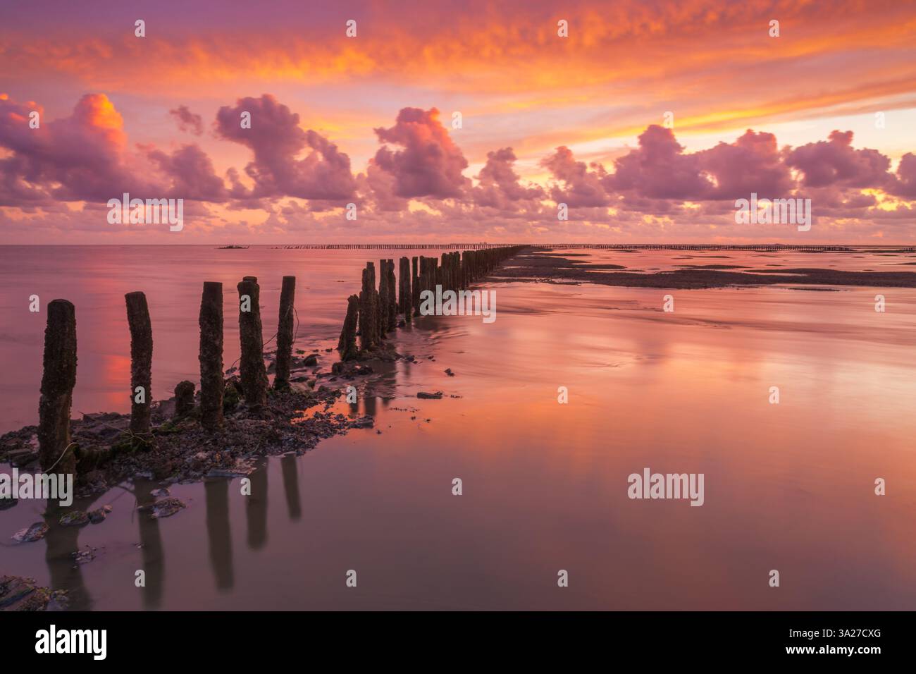 Un tramonto vibrante con un cielo rosso al Waddenzee nei Paesi Bassi - una spettacolare immagine del paesaggio Foto Stock