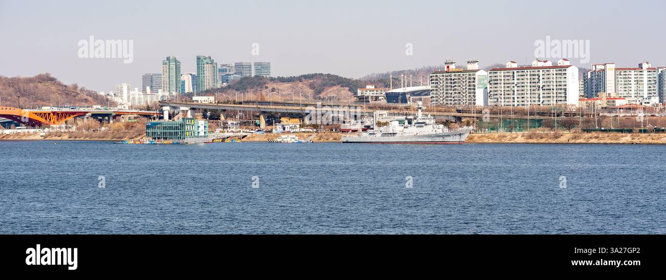 Il fiume Han Hangang e il paesaggio urbano di Seoul, capitale della Corea del Sud, il 25 febbraio 2023 Foto Stock