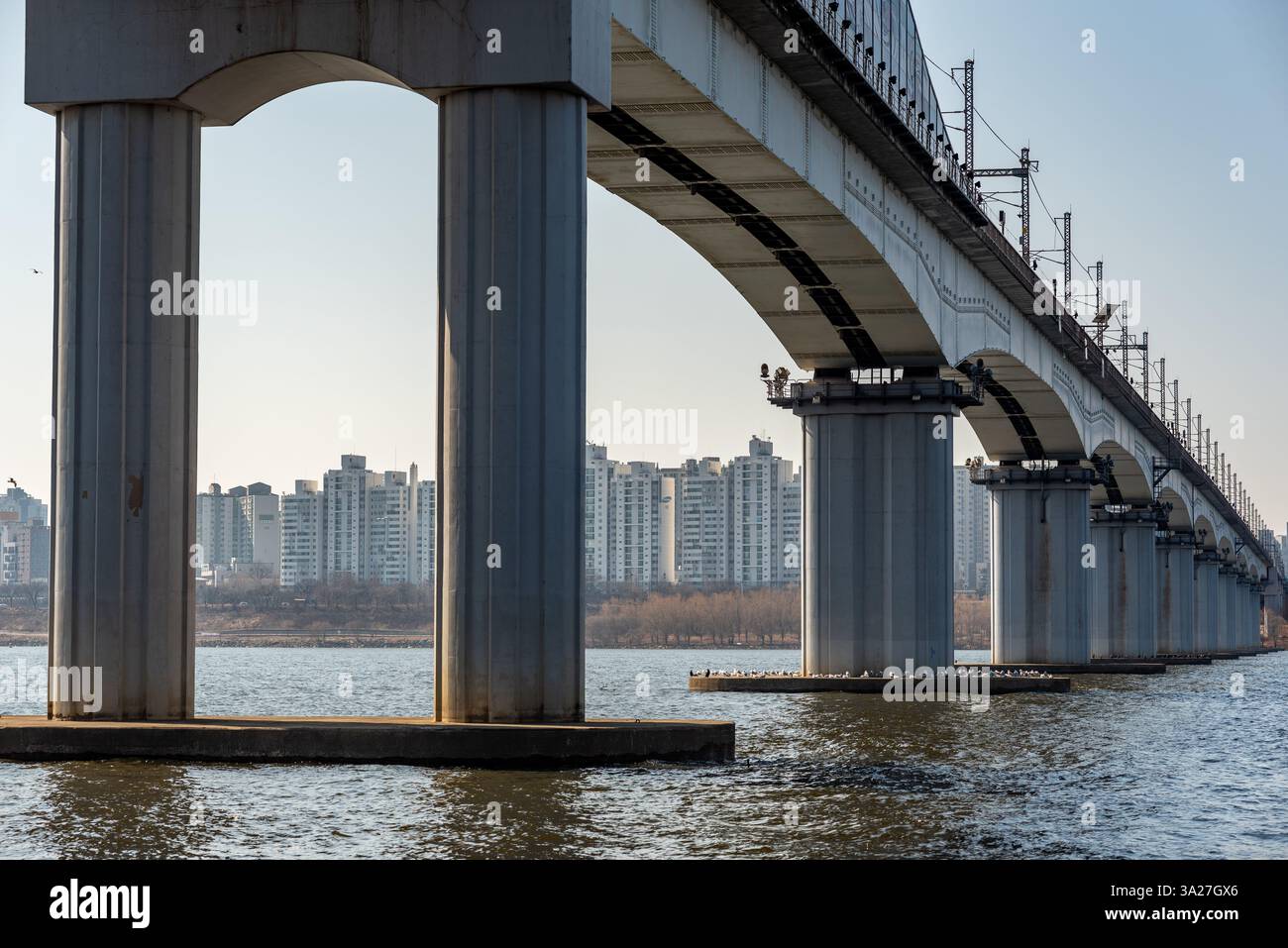 Il fiume Han Hangang e il paesaggio urbano di Seoul, capitale della Corea del Sud, il 25 febbraio 2023 Foto Stock