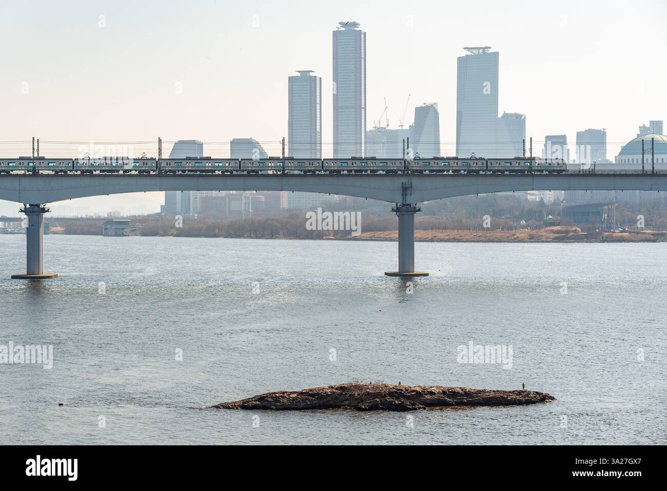 Il fiume Han Hangang e il paesaggio urbano di Seoul, capitale della Corea del Sud, il 25 febbraio 2023 Foto Stock