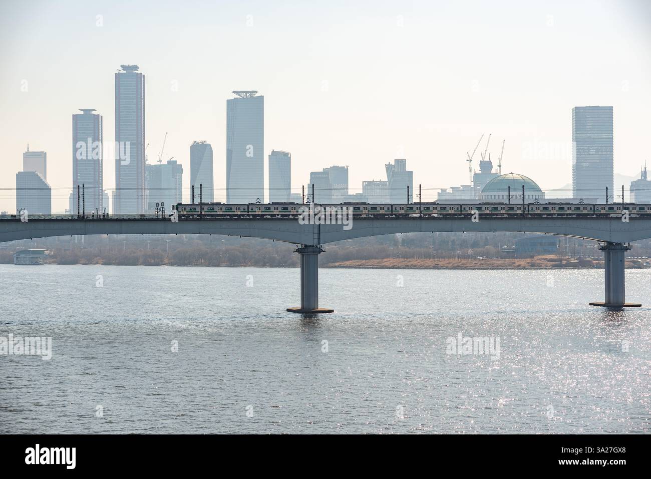 Il fiume Han Hangang e il paesaggio urbano di Seoul, capitale della Corea del Sud, il 25 febbraio 2023 Foto Stock