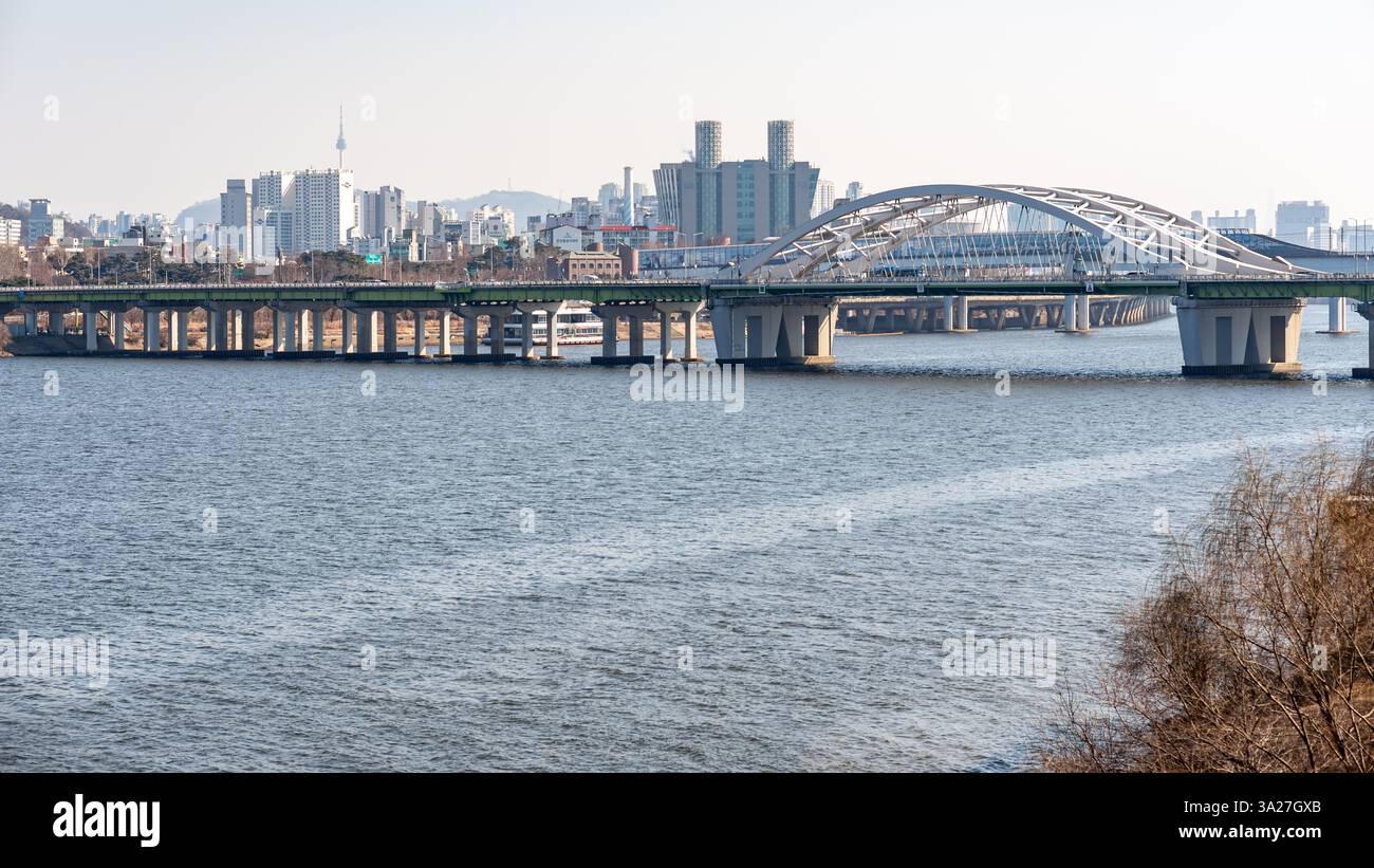Il fiume Han Hangang e il paesaggio urbano di Seoul, capitale della Corea del Sud, il 25 febbraio 2023 Foto Stock