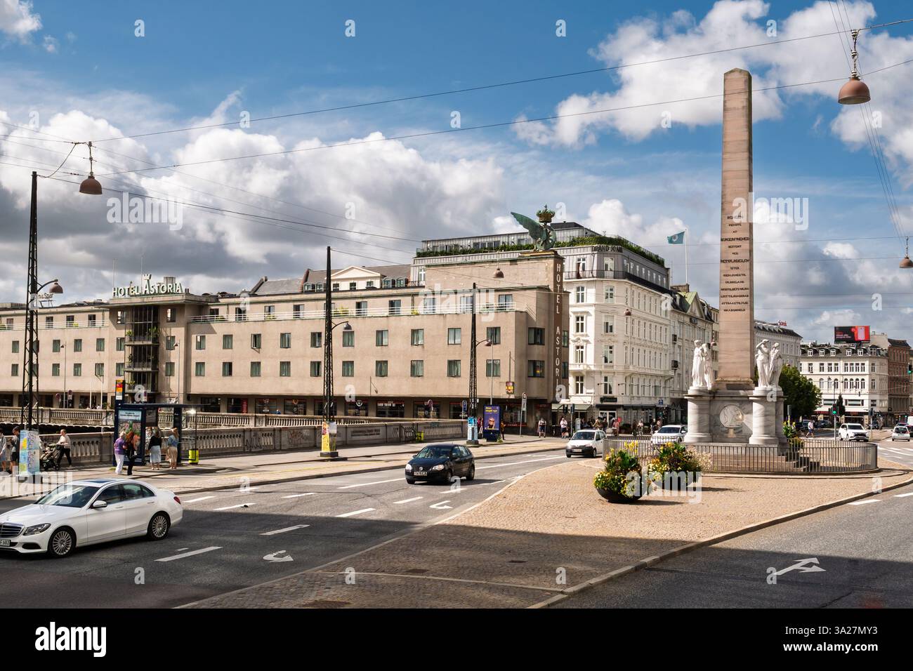 Scena urbana di Vesterbrogade nel centro di Copenaghen con Liberty Memorial, automobili, Hotel Astoria e Downtown Cityscape, Danimarca Foto Stock