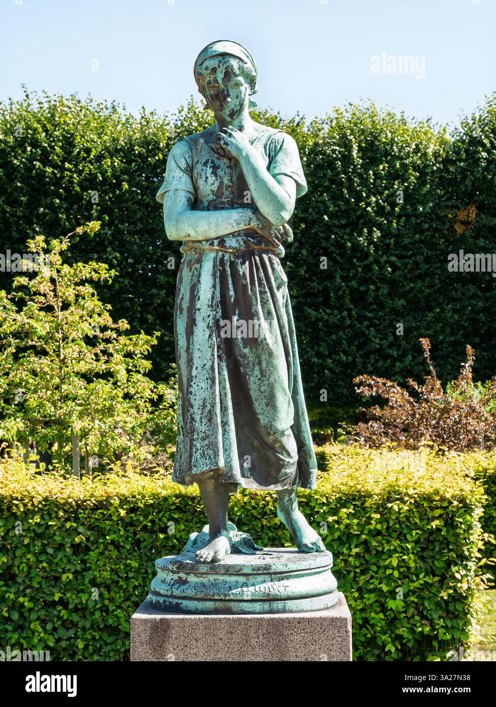 Statua del piccolo pistolero nel Giardino del Re, Kongens Have, del Castello di Rosenborg, Copenaghen, Danimarca Foto Stock