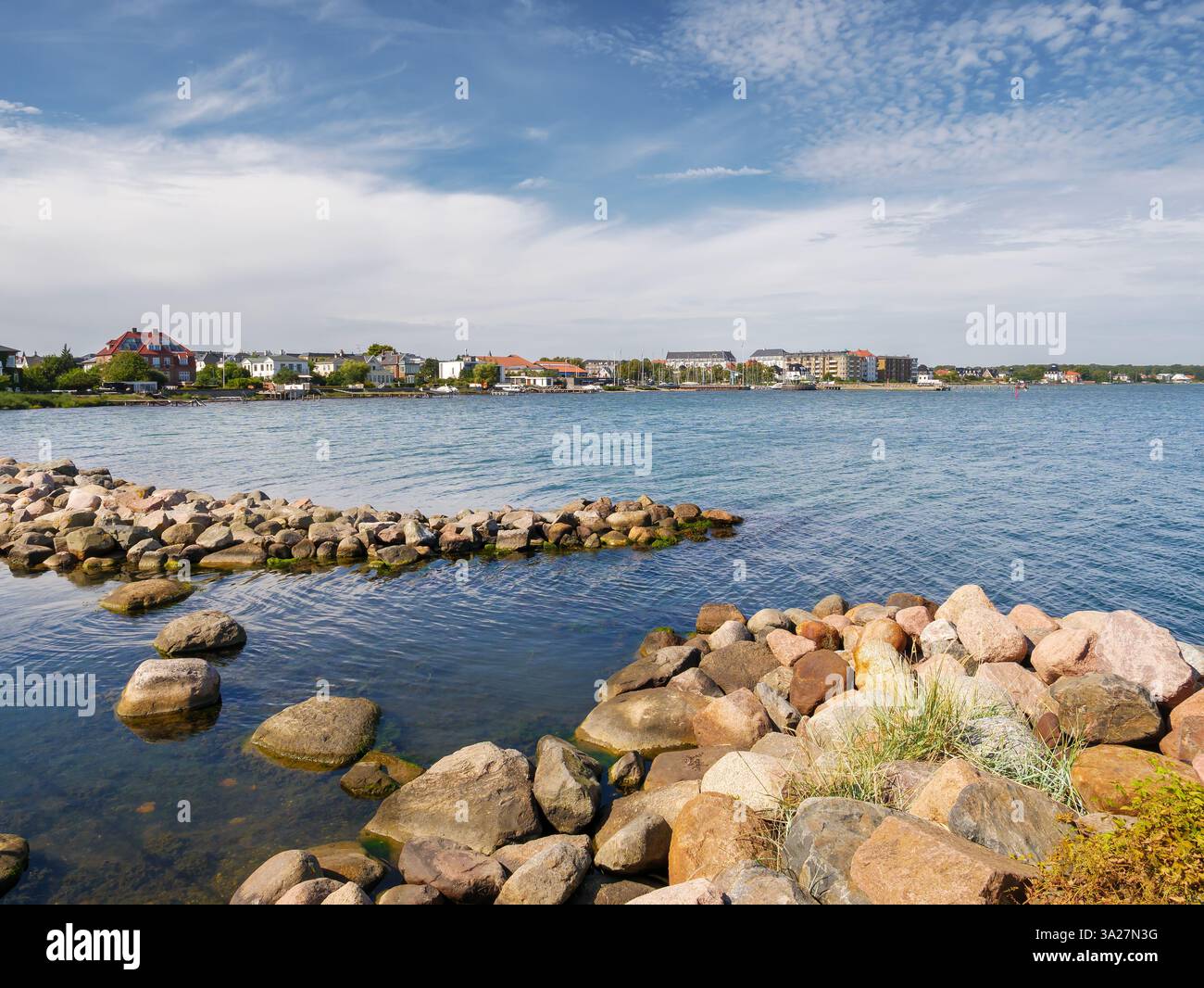 Costa di Hellerup Øresund con frangiflutti, case sul lungomare e difese costiere a nord di Copenaghen, Danimarca Foto Stock