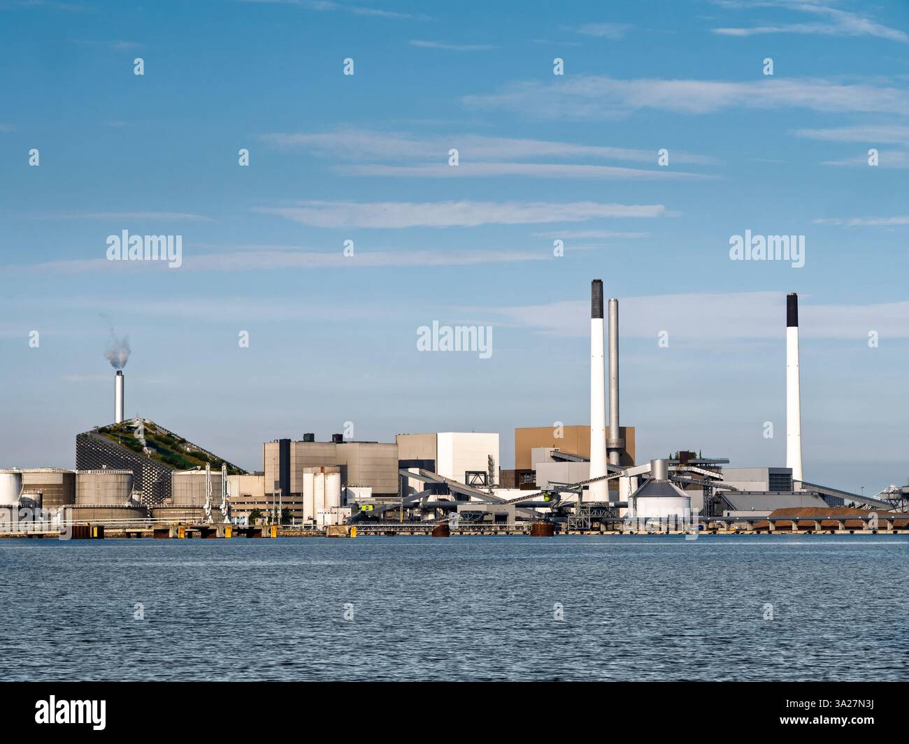 Centrale termica ed elettrica di Amagervaerket e centrale di scarto-energia di Amager Bakke con pista da sci di CopenHill da Øresund, Copenaghen, Danimarca Foto Stock