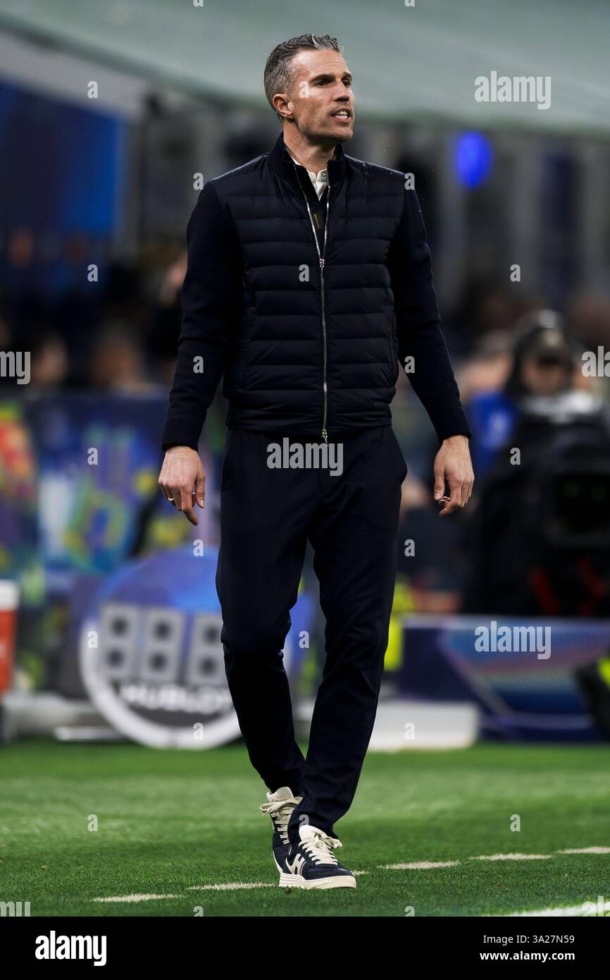 Milano, Italia. 11 marzo 2025. Robin van Persie, capo allenatore del Feyenoord, gesti durante la fase eliminatoria di UEFA Champions League 2024/25, che si terrà nella partita di andata e ritorno tra FC Internazionale e Feyenoord. Crediti: Nicolò campo/Alamy Live News Foto Stock