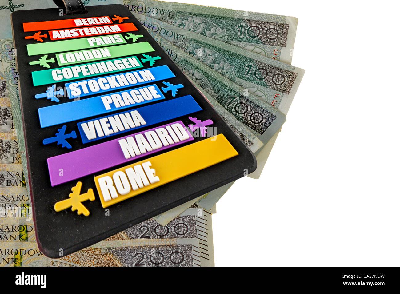 Banconote per l'acquisto di biglietti aerei, un'etichetta apposta su una valigia con i nomi delle capitali, per pianificare un viaggio all'estero Foto Stock
