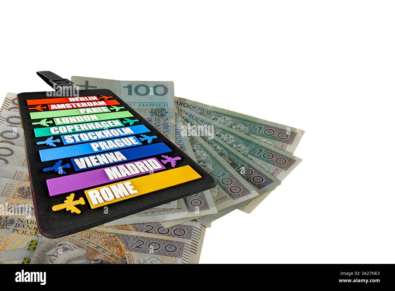 Banconote per l'acquisto di biglietti aerei, un'etichetta apposta su una valigia con i nomi delle capitali, per pianificare un viaggio all'estero Foto Stock