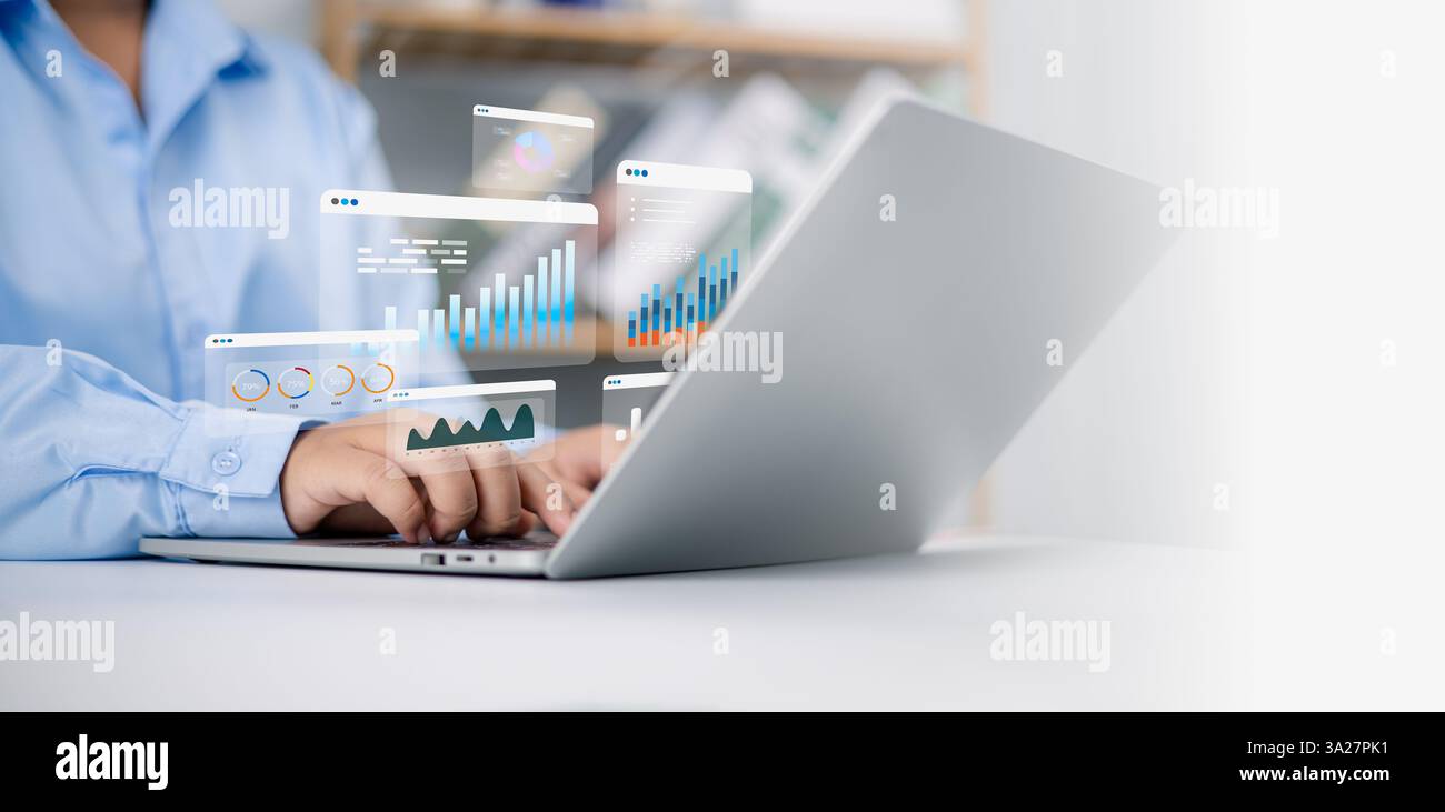 Analisi aziendale con grafici, strategia finanziaria e di marketing, KPI per migliorare le prestazioni organizzative, uomo d'affari utilizza i computer per analizzare il bus Foto Stock