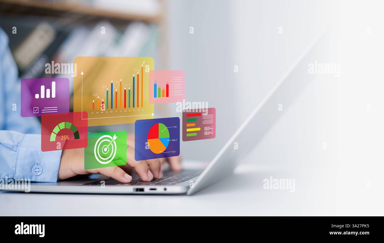 Metriche e KPI per migliorare le prestazioni organizzative, la strategia dell'organizzazione finanziaria, gli utenti aziendali utilizzano i computer per analizzare l'attività e gestirla Foto Stock