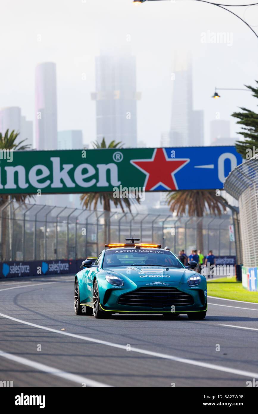 Melbourne, Australia. 12 marzo 2025. L'auto da corsa Aton Martin percorre la pista davanti al Gran Premio di F1 dell'Australia all'Albert Park Grand Prix Circuit. Credito: SOPA Images Limited/Alamy Live News Foto Stock
