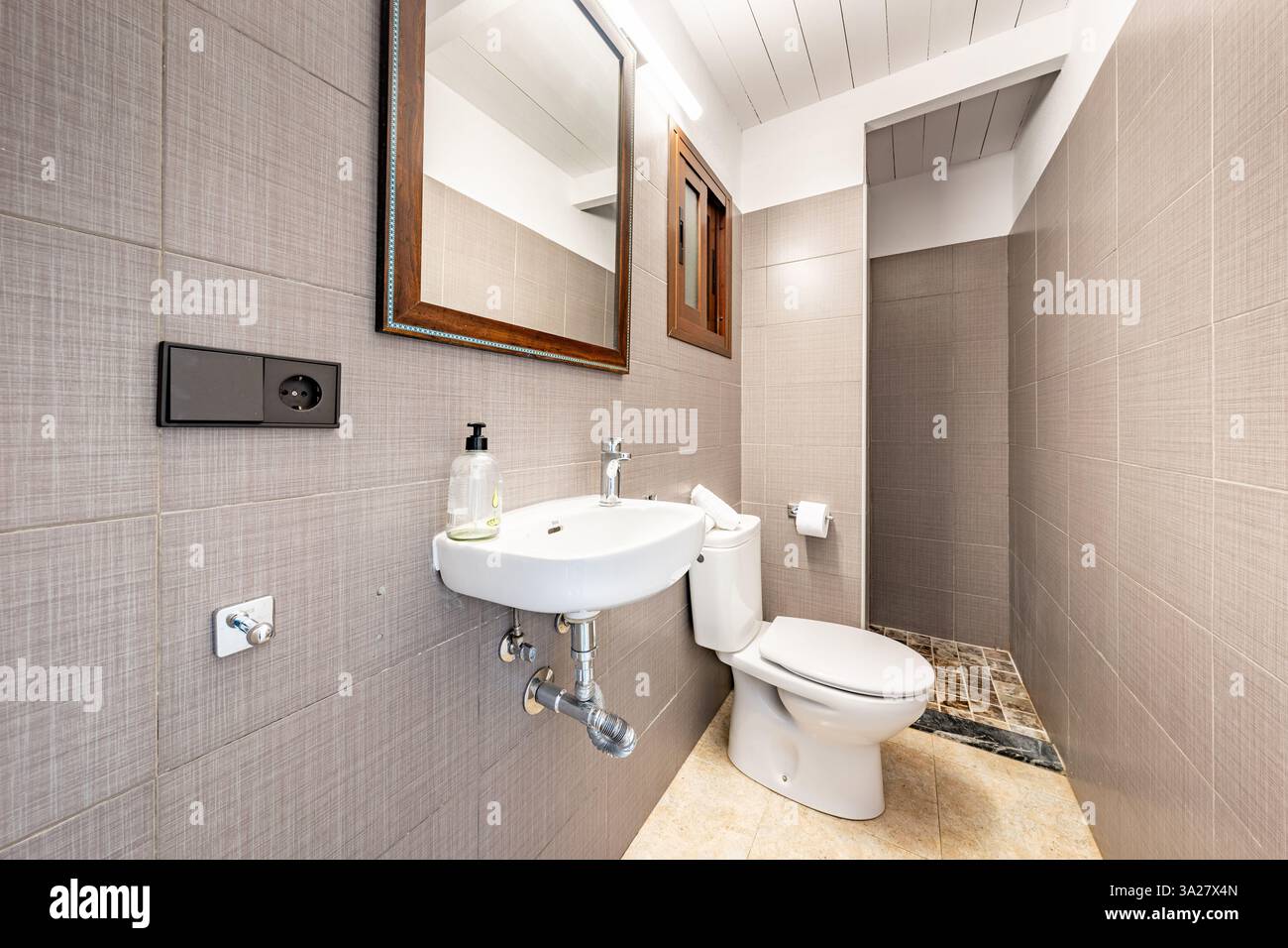 un'immagine di un bagno ristrutturato in una proprietà immobiliare di lusso in vendita Foto Stock