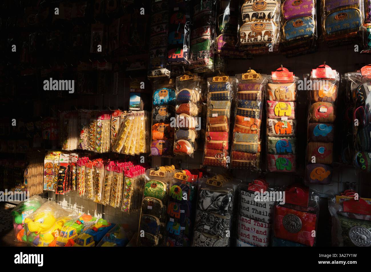 Un negozio di souvenir espone borse in tessuto colorato, portachiavi e regali artigianali a tema elefante Foto Stock