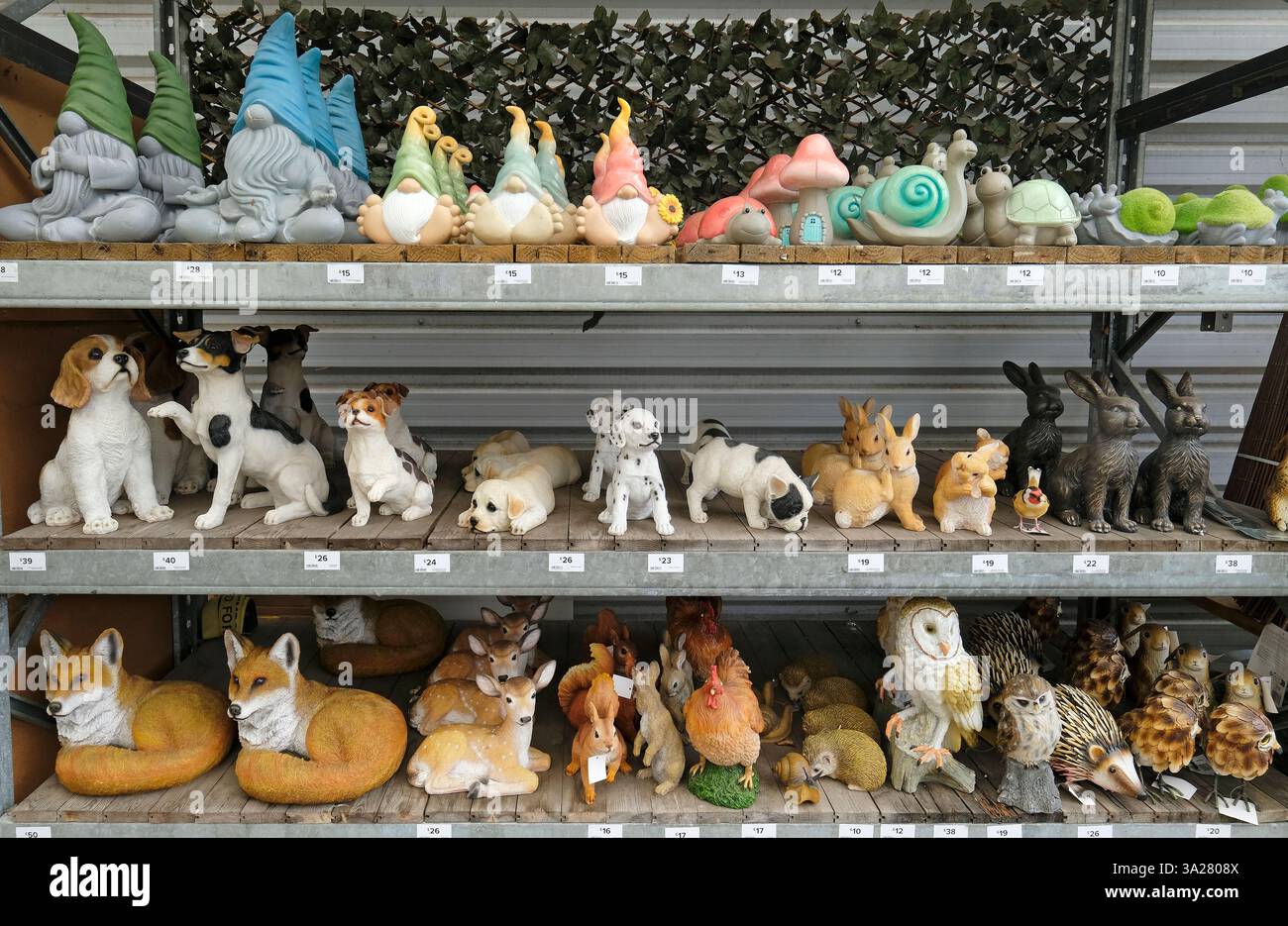 animali da giardino ornamentali e decorativi sulle scaffalature del garden center, norfolk, inghilterra Foto Stock