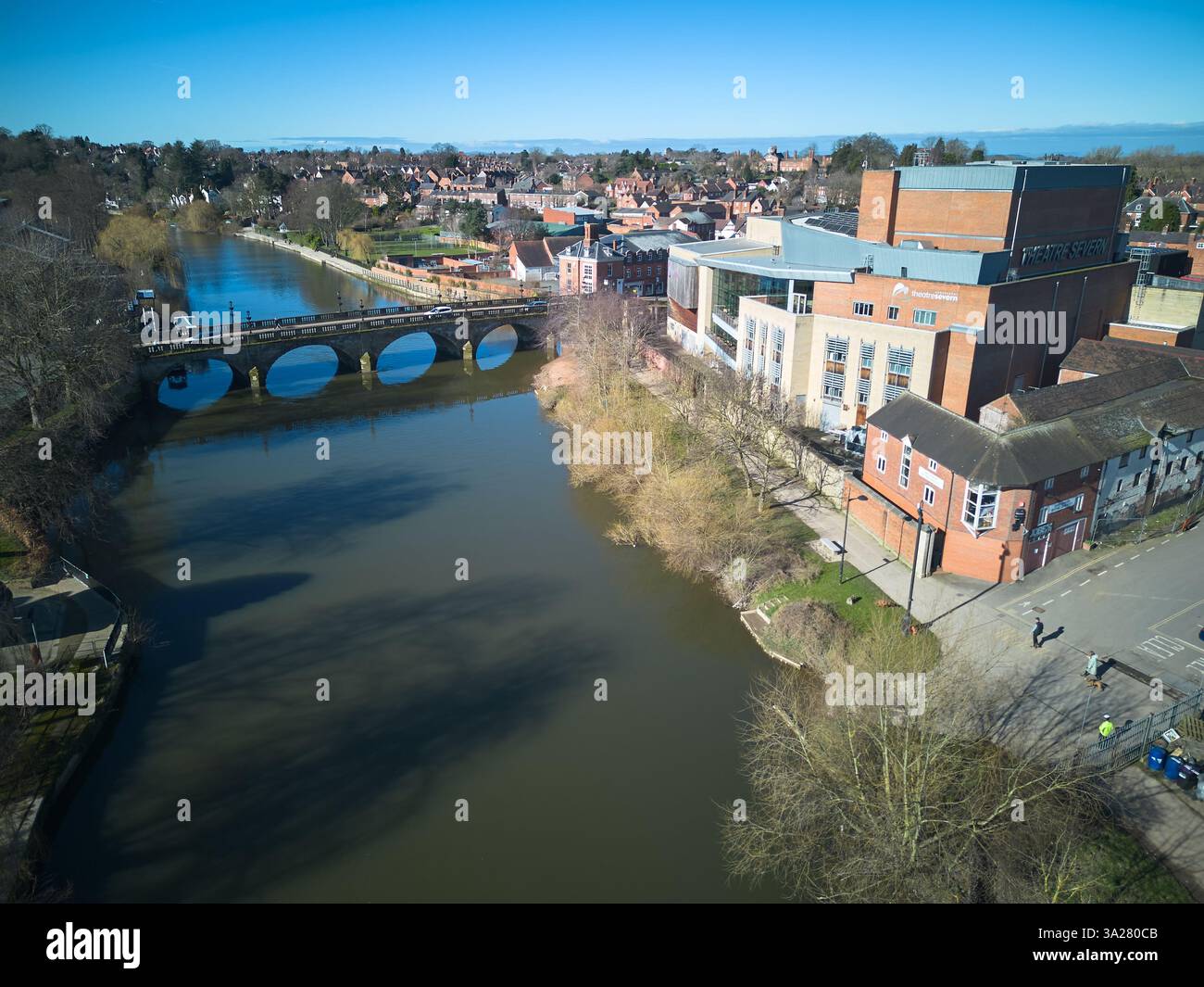 Vista aerea del Theatre Severn e del Welsh Bridge sul fiume Severn a Shrewsbury, Regno Unito Foto Stock