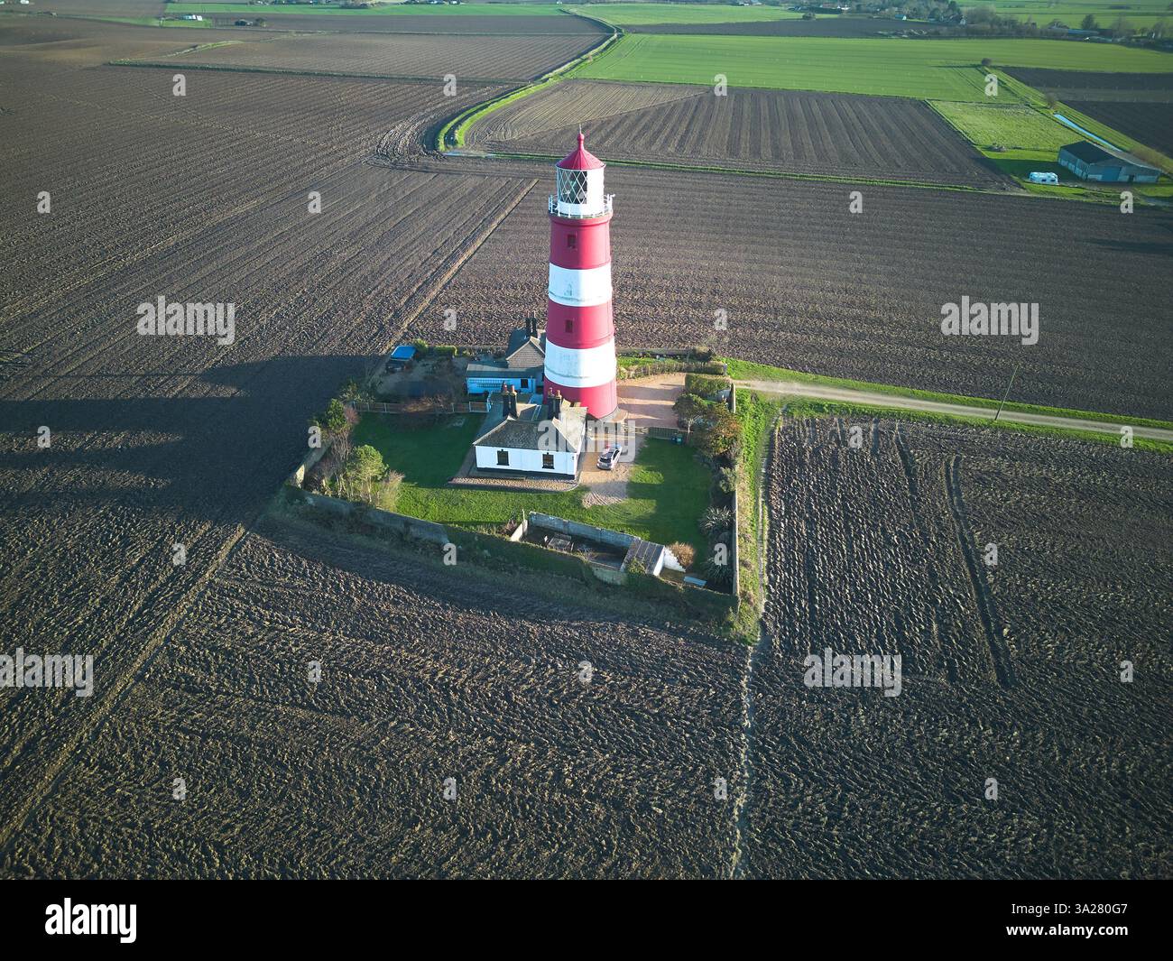 Il faro a strisce rosse e bianche a Happisburgh sulla costa del Norfolk, Regno Unito Foto Stock