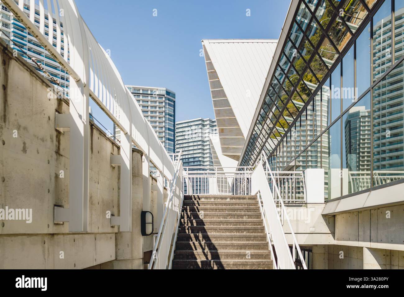 Paesaggio urbano di Yokohama: Scale che conducono all'architettura moderna. Foto Stock